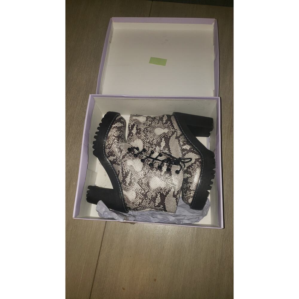 Madden Girl Archiee Nat multi Womens size 8 snakeskin Black White Gray